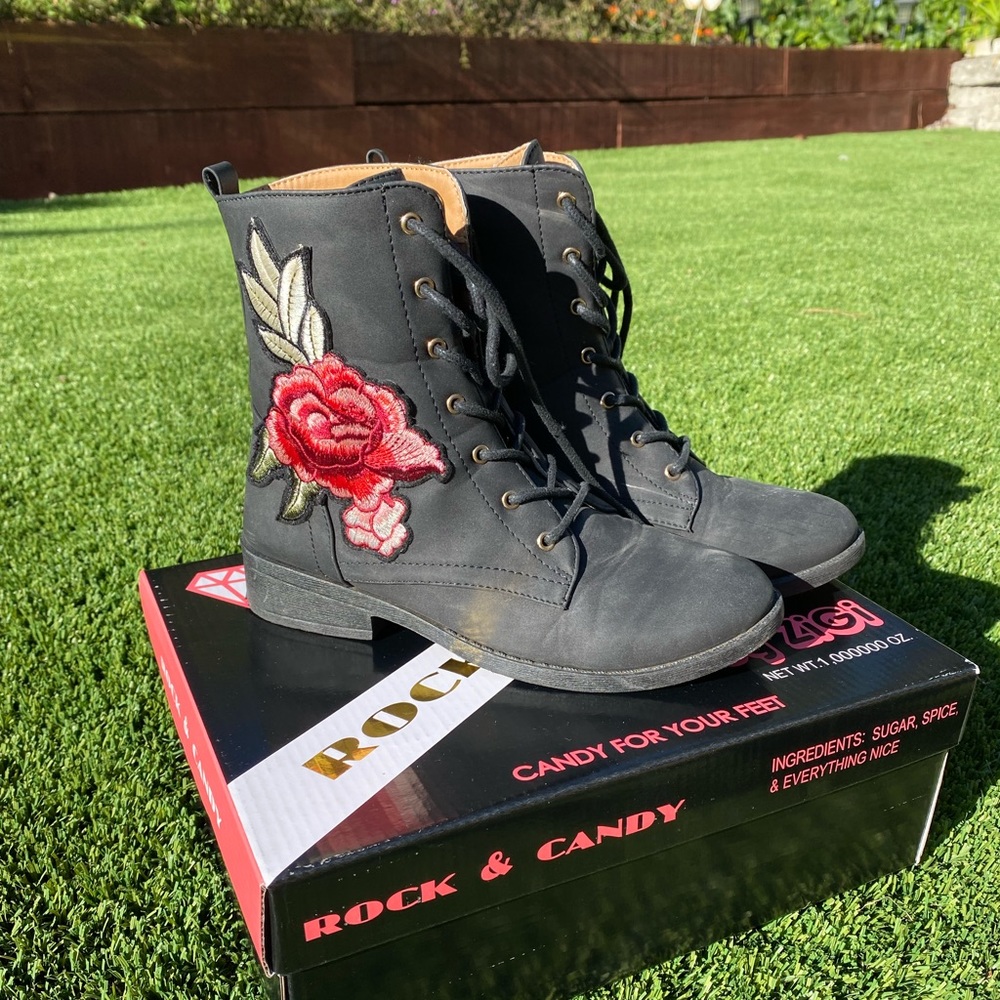 Qupid black boots w/ flower embroidery!